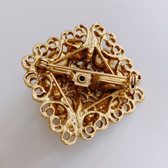 Vintage Gold Filigree Brooch Black Glass Rhinestones Scrollwork Tiered Layered - Picture 7 of 8